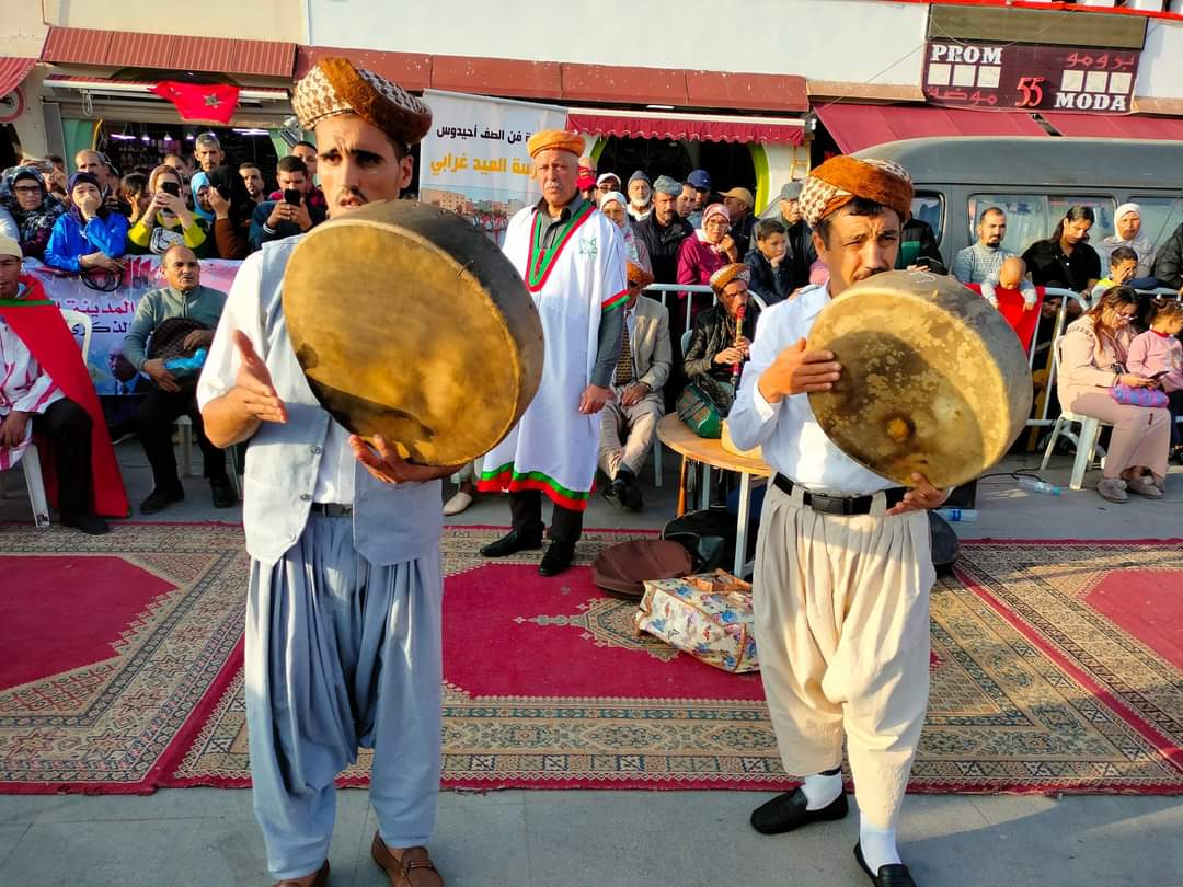 احتفاءً بروح المسيرة الخضراء: “جمعية مهرجان فنون الحلقة” تنظم حفلاً شعبياً بساحة باب سيدي عبد الوهاب