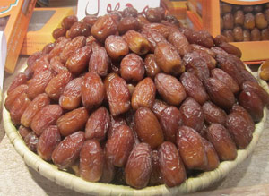 صنف تمر المجهول يجذب اهتمام عدد كبير من الزوار في الملتقى الدولي للتمور بالمغرب