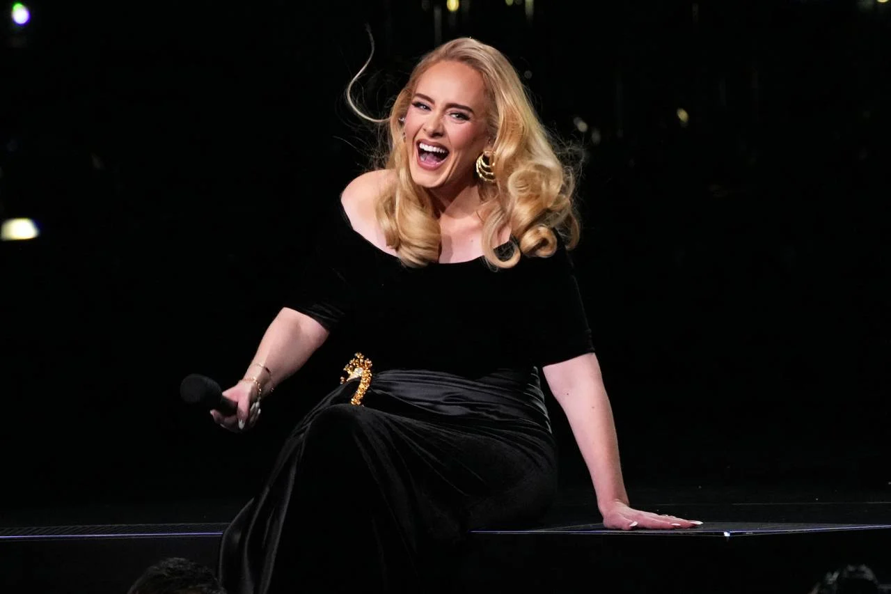 أديل تودع جمهورها باكية خلال ختام جولتها بلاس فيغاس الأمريكية