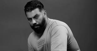 الرابور مسلم يستعد للقاء جمهوره من الجالية المغربية والعربية