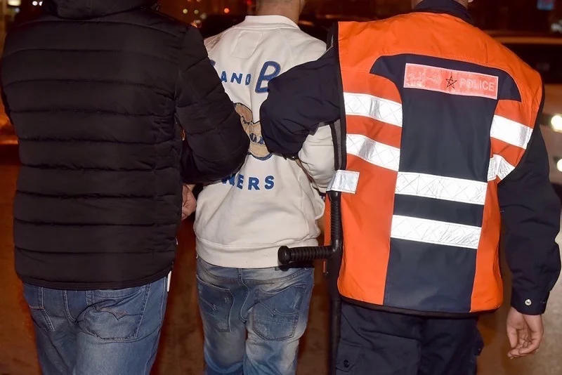 توقيف شخص عشريني للاشتباه بتورطه في قضية متعلقة بسرقة السيارات