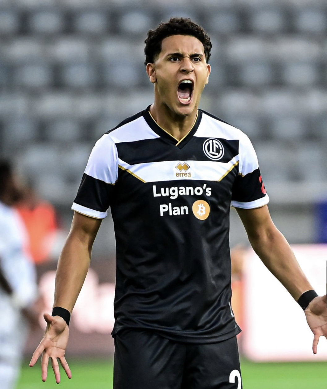 إرتفاع القيمة التسويقية لمدافع نادي لوغانو السويسري أيمن الوافي