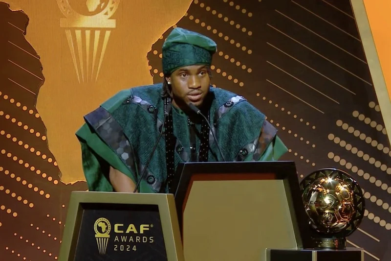 النيجيري أديمولا لقمان يتوج بجائزة الكرة الذهبية