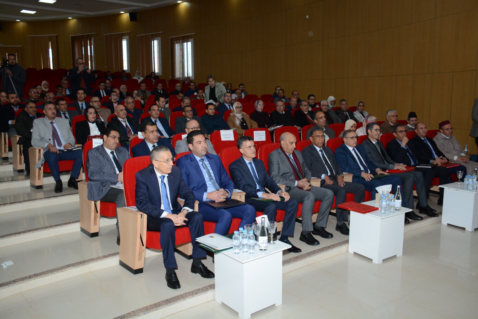 مسؤولون ومنتخبون بجهة الشرق  يقدمون عدة توصيات في اللقاء الجهوي التشاوري تحضيرا للنسخة الثانية للمناظرة الوطنية للجهوية المتقدمة