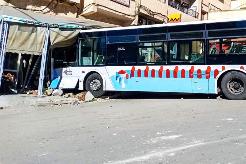 اصطدام حافلة للنقل الحضري بواجهة مقهى بمولاي إدريس زرهون