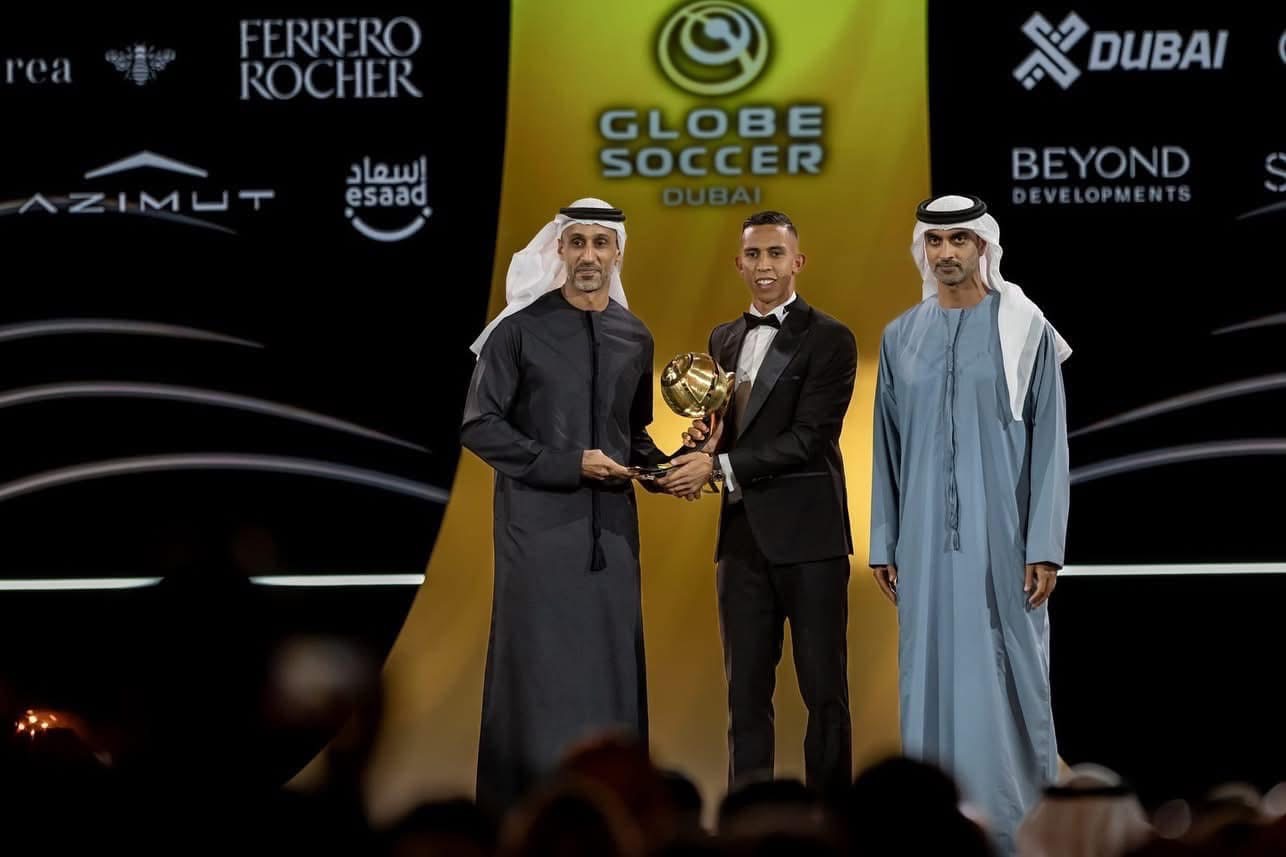 سفيان رحيمي يتسلّم جائزة أفضل فريق في الشرق الأوسط