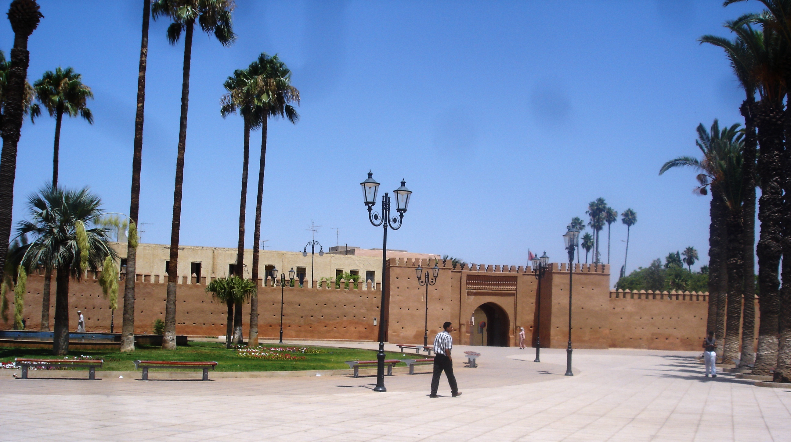 طلاء الجدران في وجدة: لماذا تتحمل الساكنة التكلفة؟