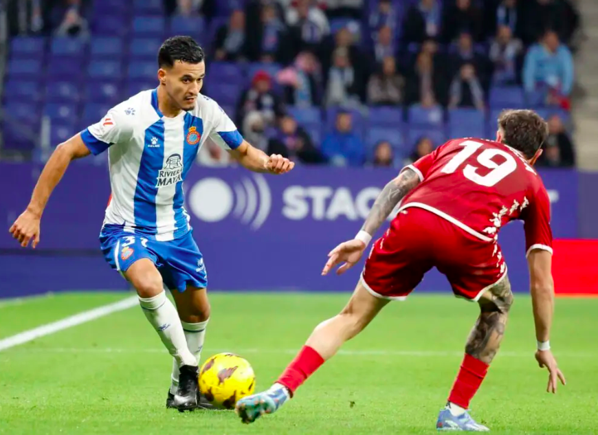 سيسك فابريغاس يضع لاعب إسبانيول برشلونة عمر الهلالي نصب أعينه