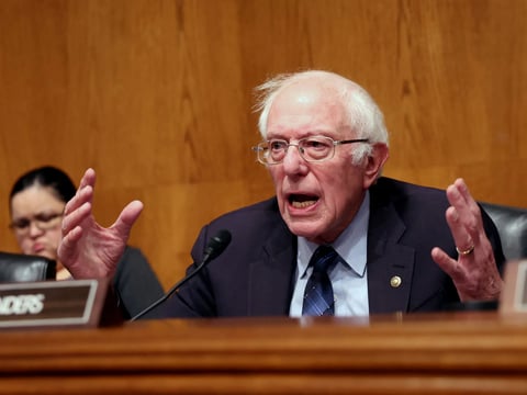 السيناتور الأميركي بيرني ساندرز.. إسرائيل “ترتكب جرائم حرب وتطهير عرقي في غزة”