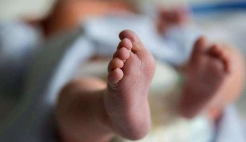 وفاة رضيعة بسبب احتجاز والدها في واقعة تهز الرأي العام