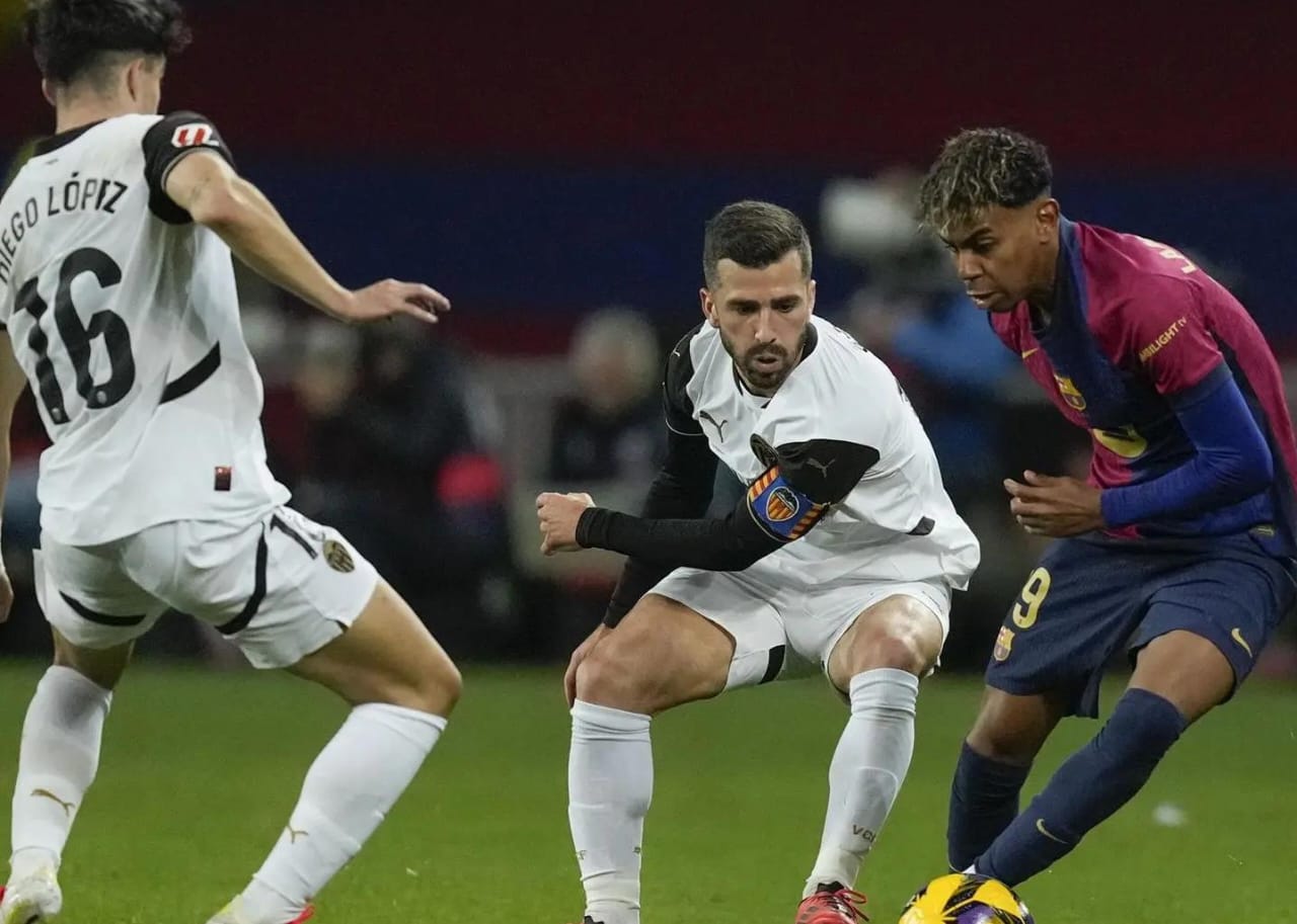 برشلونة يقسو على فالنسيا بسباعية تاريخية.. ذكريات السقوط تعود بعد 70 عامًا