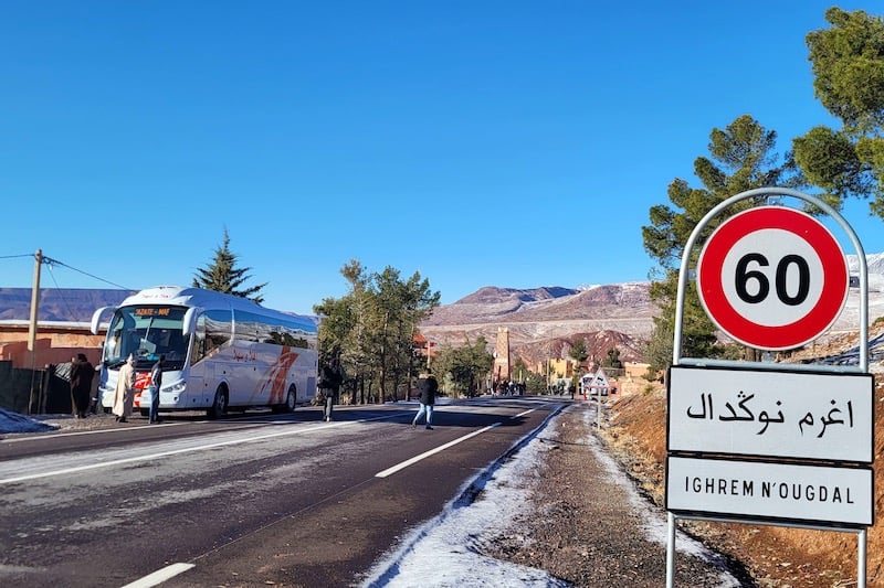 بعد إغلاقه بسبب الثلوج.. إعادة فتح طريق مراكش – ورزازات عبر تيزي نتيشكا