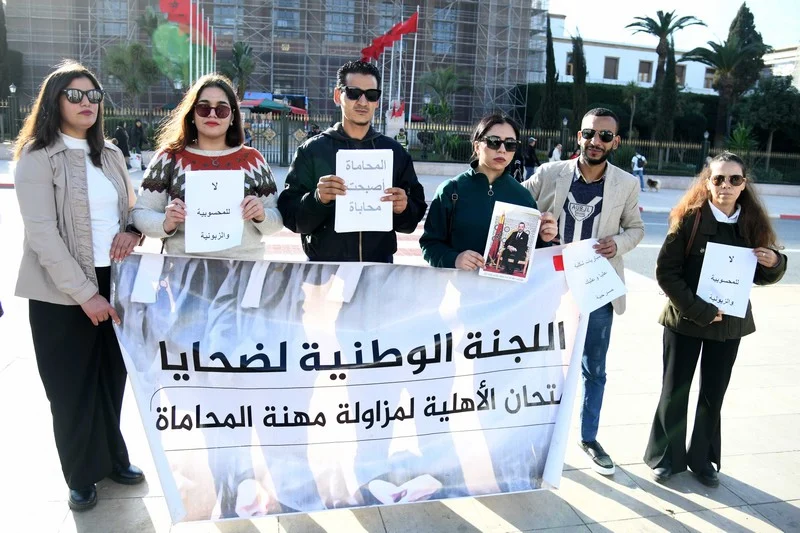 شبح الفساد والمحسوبية يُفجّر احتجاجات أمام البرلمان: مطالب بالإنصاف والشفافية في مباريات العدل