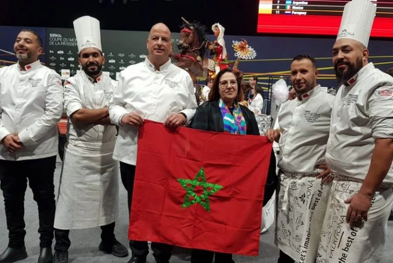 إبداع مغربي بنكهة التراث… فريق الحلويات يبهر العالم في ليون