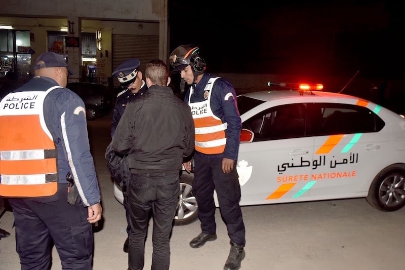 وجدة: الأمن يلقي القبض على لصوص كانوا ينشطون ليلا لسرقة السيارات و”كريساج” المواطنين تحت التهديد