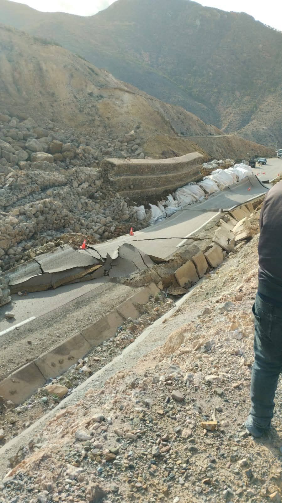 انهيار صخري يقطع طريقًا حيوية بين الحسيمة والجبهة