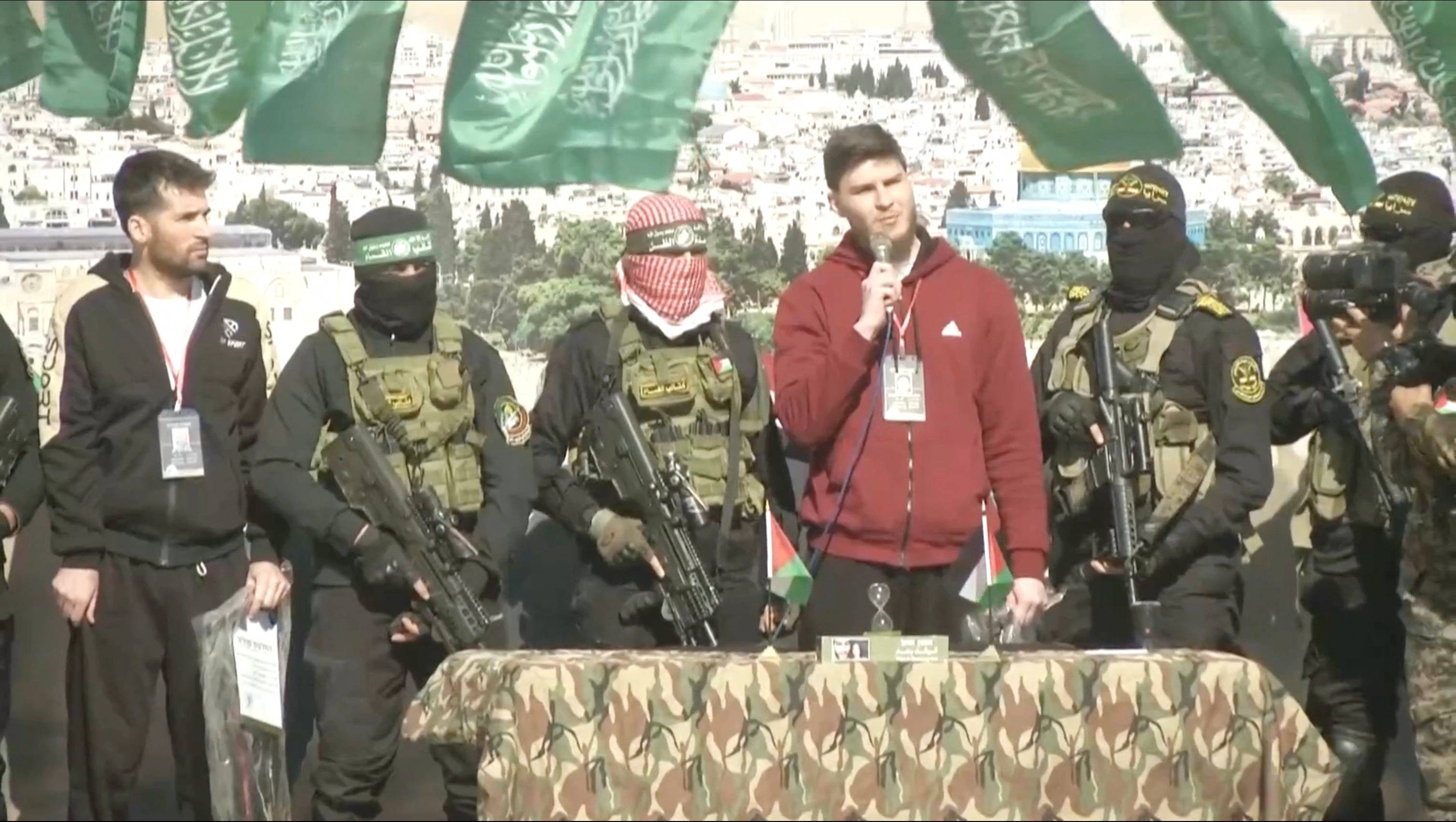 صفقة التبادل بين حماس وإسرائيل: رهائن يعودون مقابل أسرى فلسطينيين وسط مفاوضات هشة”