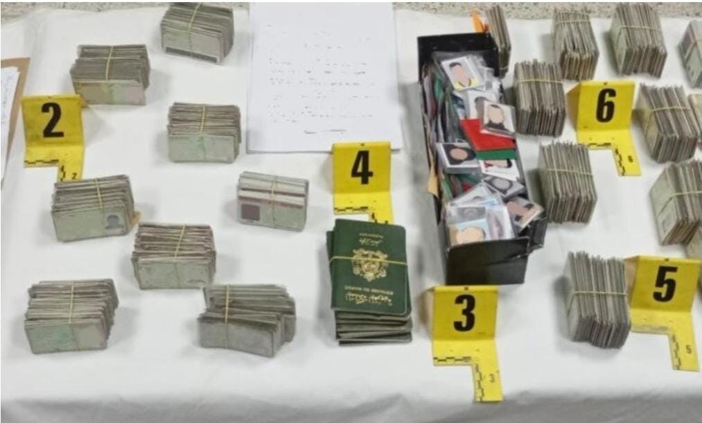 توقيف شخص بحوزته 942 وثيقة مزورة و8 جوازات سفر في عملية احتيال خطيرة