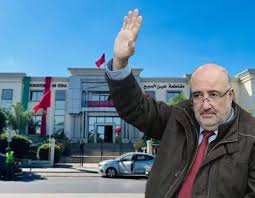 زلزال سياسي في عين السبع: أحزاب المجلس تسحب الثقة من الرئيس وتطالب بالافتحاص المالي