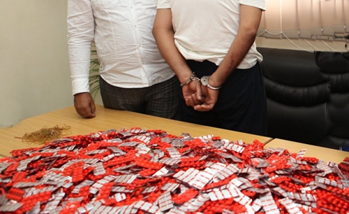 ضبط مسافر بحوزته 922 قرصًا مخدرًا على متن حافلة