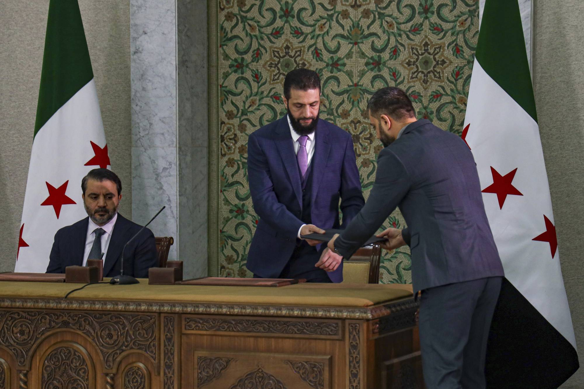 سوريا تدشن مرحلة انتقالية بدستور جديد: 5 سنوات نحو الاستقرار