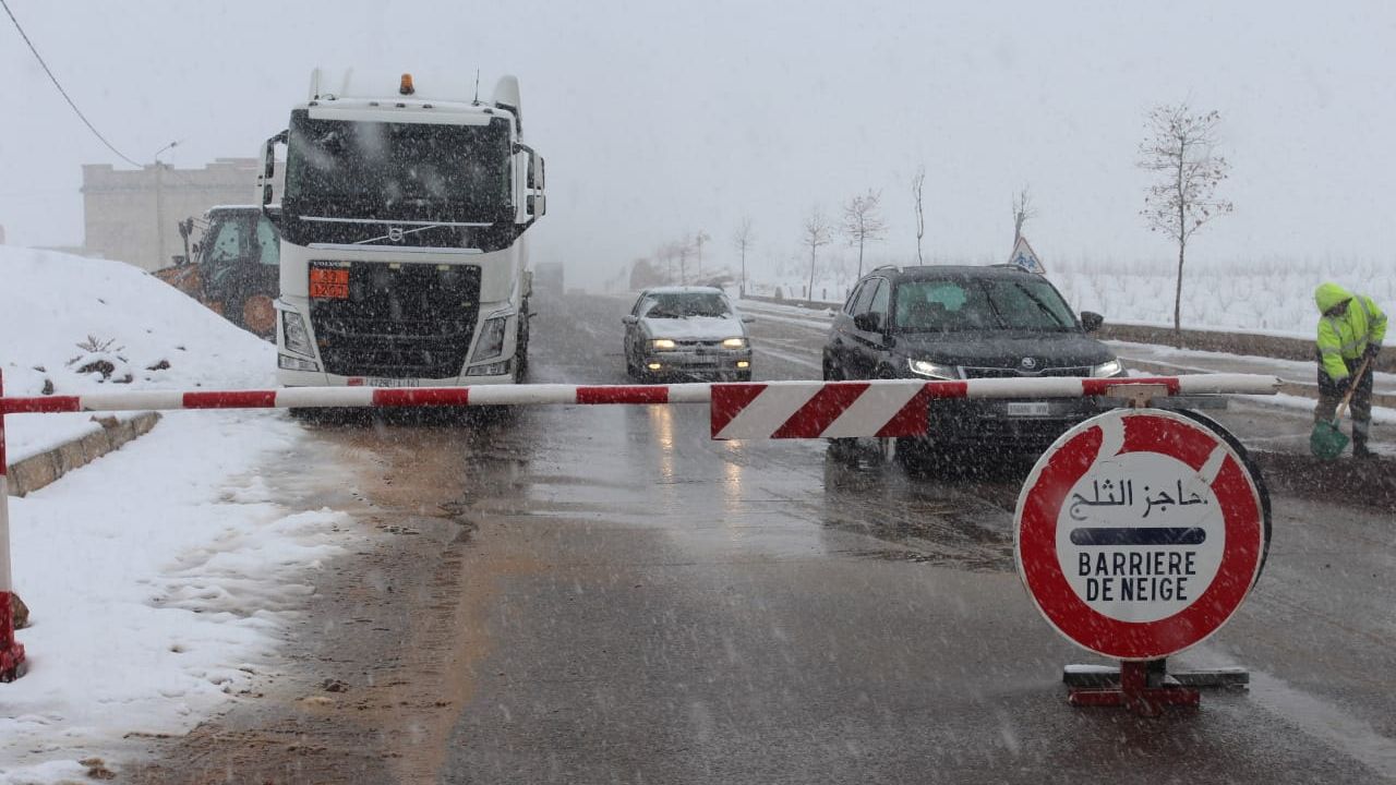 ثلوج كثيفة تعزل دواوير بإقليم أزيلال والسلطات تتدخل لفتح الطرق