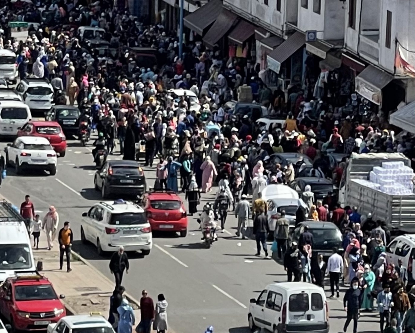 اختناق مروري ومواقف غائبة.. هل تتدخل السلطات؟