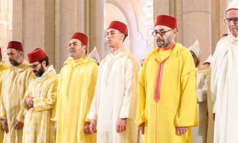 أمير المؤمنين يؤدي صلاة عيد الفطر بمسجد أهل فاس بالرباط