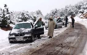الثلوج تقطع طرقًا رئيسية بإفران وتعطل حركة المرور