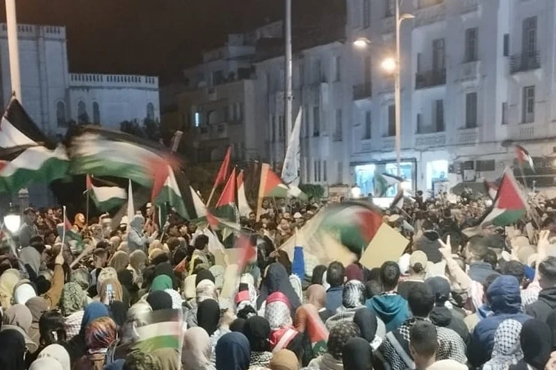 طنجة تنتفض ليلًا: “غزة ليست وحدها”